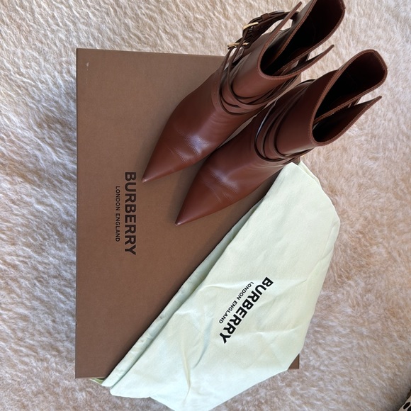 Burberry Ankle Boot - original box and dust bag included- 7.5 US - Picture 10 of 10